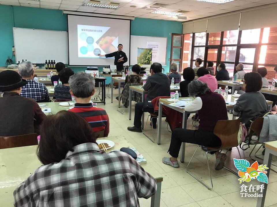 東海樂齡大學品油課 活動照片 1